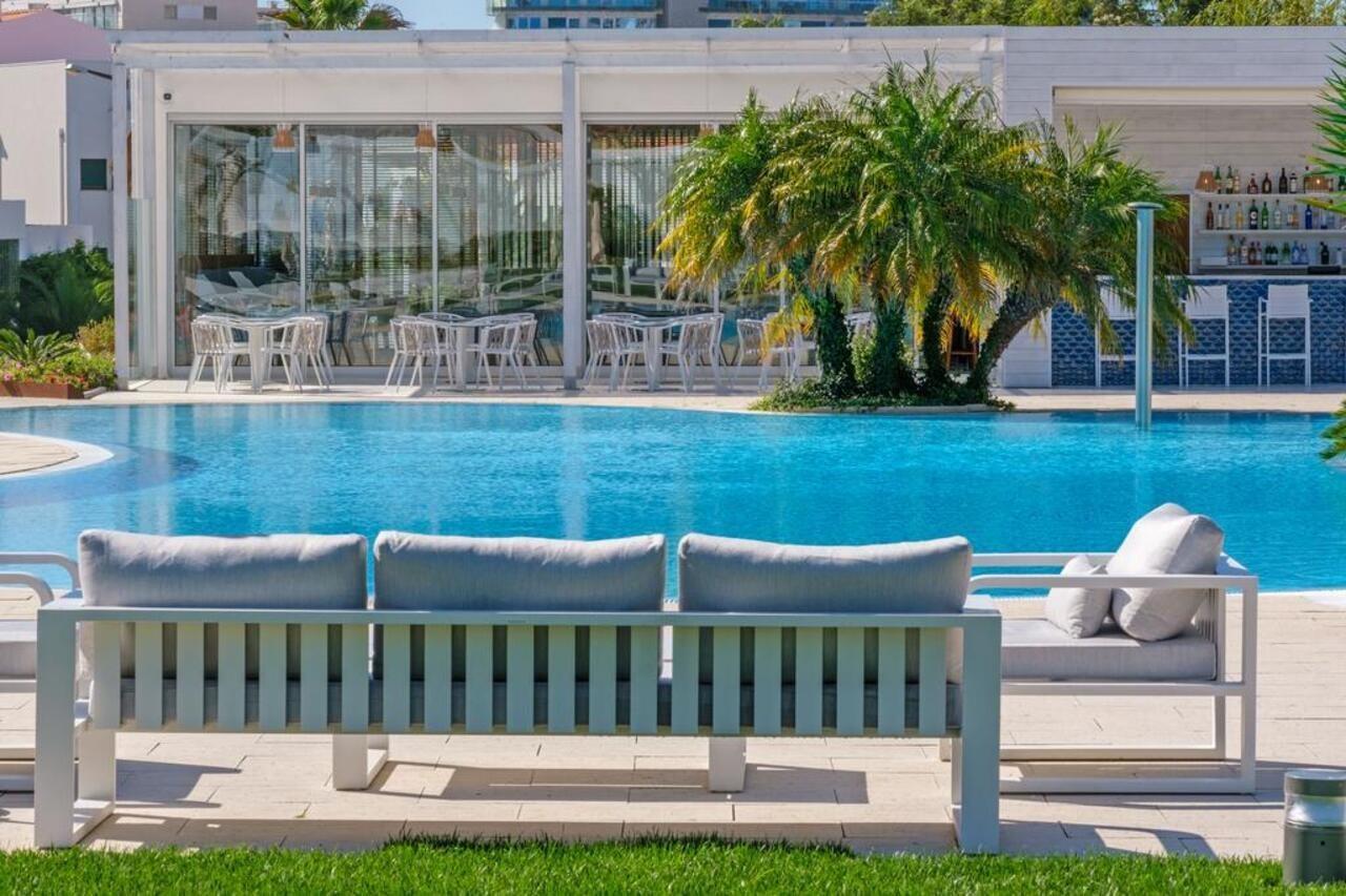 Malibu Foz Hotel - La Maison Younan Figueira da Foz Bagian luar foto The pool at the hotel