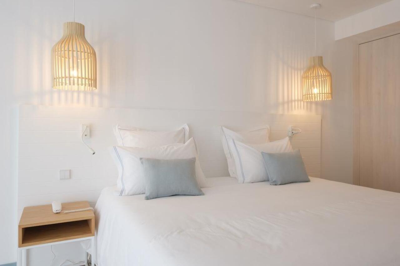 Malibu Foz Hotel - La Maison Younan Figueira da Foz Bagian luar foto A bedroom at the hotel