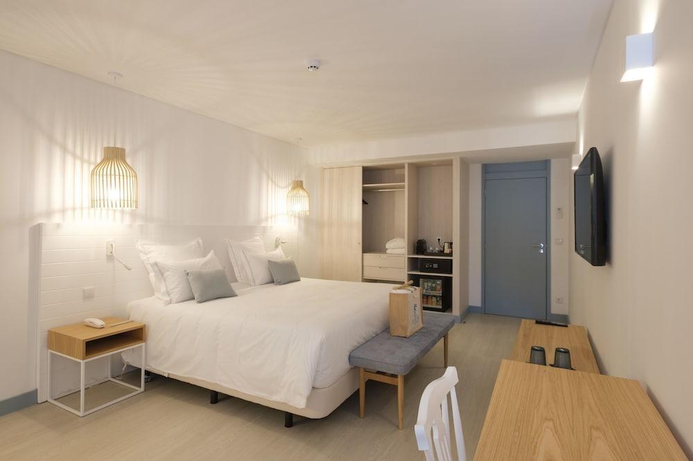Malibu Foz Hotel - La Maison Younan Figueira da Foz Bagian luar foto A room at the hotel