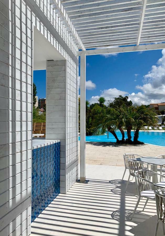 Malibu Foz Hotel - La Maison Younan Figueira da Foz Bagian luar foto The pool at the hotel
