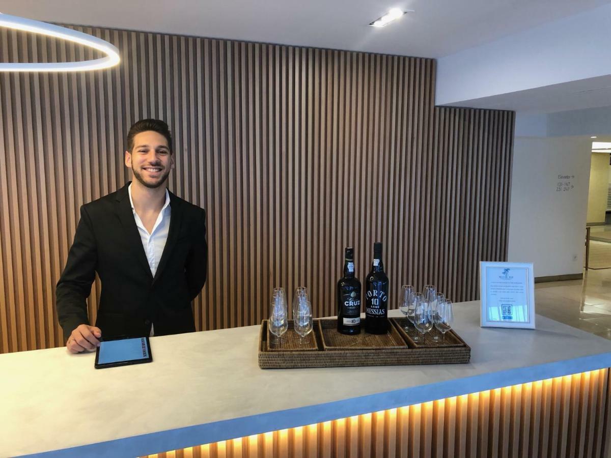 Malibu Foz Hotel - La Maison Younan Figueira da Foz Bagian luar foto A hotel concierge