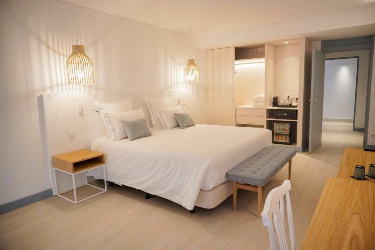 Malibu Foz Hotel - La Maison Younan Figueira da Foz Bagian luar foto A room at the hotel