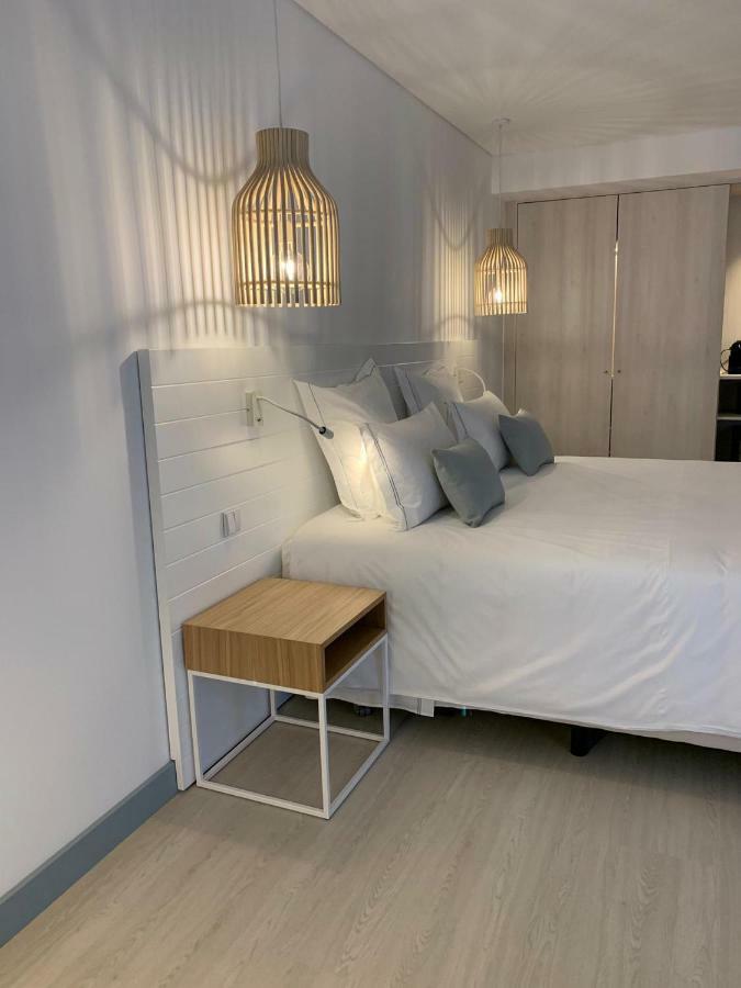 Malibu Foz Hotel - La Maison Younan Figueira da Foz Bagian luar foto A bedside table
