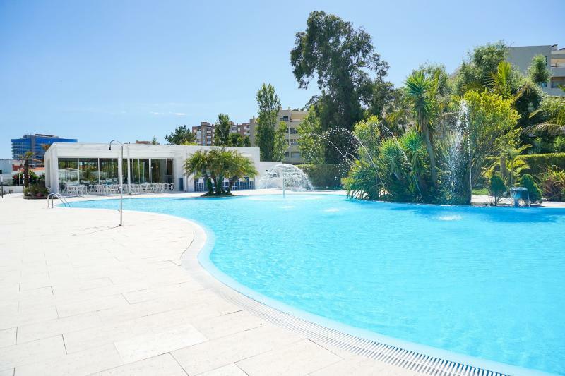 Malibu Foz Hotel - La Maison Younan Figueira da Foz Bagian luar foto The swimming pool at the hotel