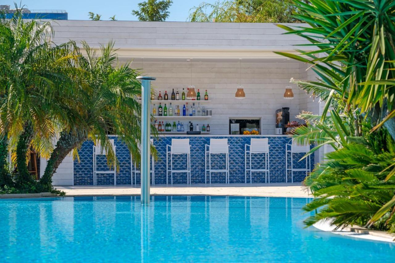 Malibu Foz Hotel - La Maison Younan Figueira da Foz Bagian luar foto The swimming pool at the hotel
