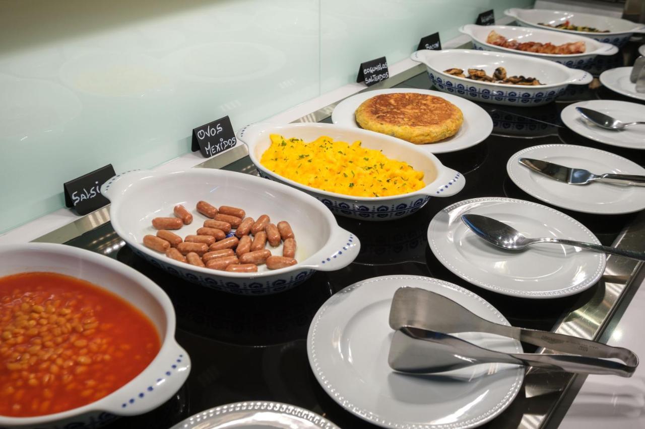 Malibu Foz Hotel - La Maison Younan Figueira da Foz Bagian luar foto A buffet of breakfast items