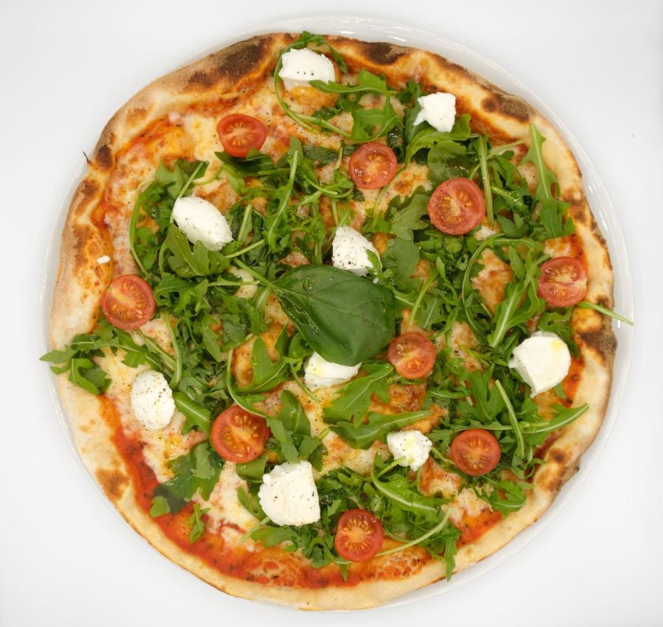 Malibu Foz Hotel - La Maison Younan Figueira da Foz Bagian luar foto A pizza with rocket