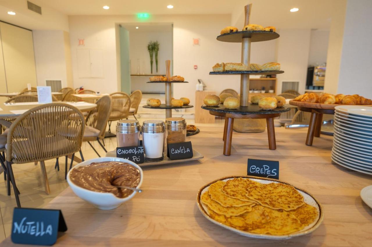 Malibu Foz Hotel - La Maison Younan Figueira da Foz Bagian luar foto Breakfast at the hotel