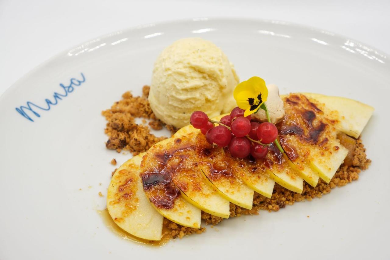 Malibu Foz Hotel - La Maison Younan Figueira da Foz Bagian luar foto Baked apple with ice cream